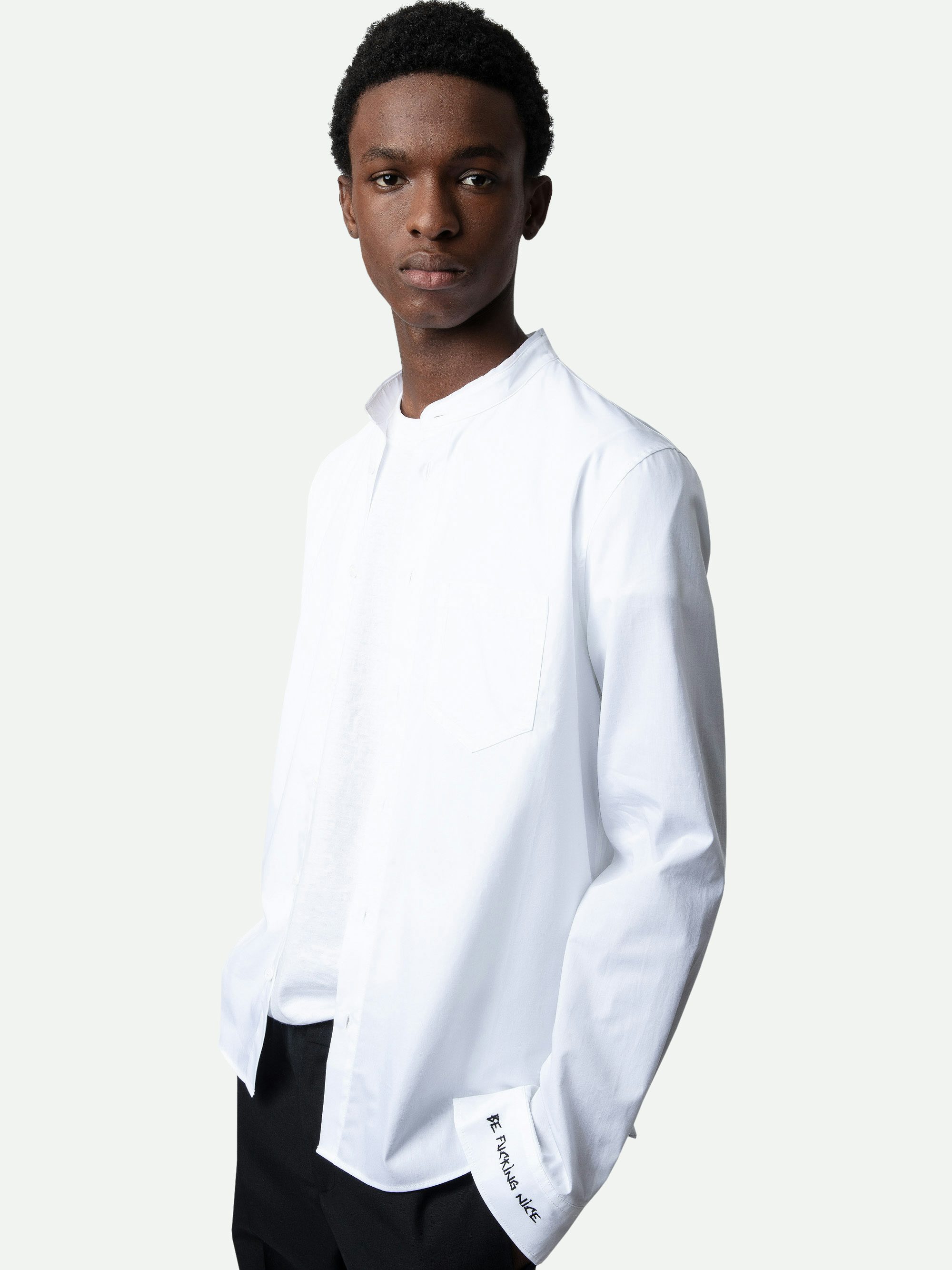 Camicia Sydney - Camicia in popeline di cotone con colletto alla coreana, taglio vivo e ricamo sul polsino sinistro.